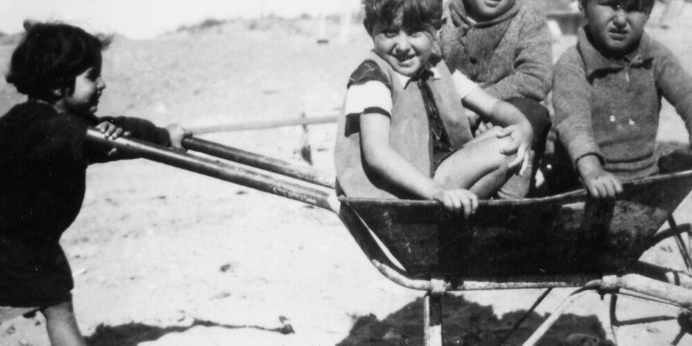 בת-ים: ילדים משחקים בחוף, מתוך אתר עיריית בת-ים בת-ים: ילדים משחקים בחוף, מתוך אתר עיריית בת-ים