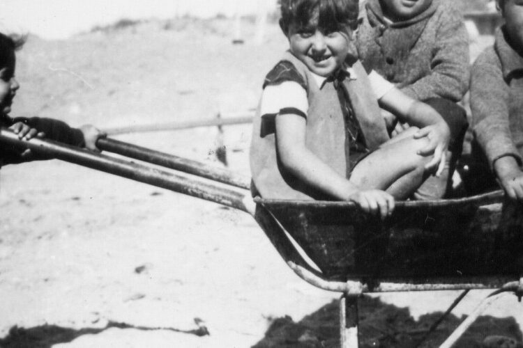 בת-ים: ילדים משחקים בחוף, מתוך אתר עיריית בת-ים