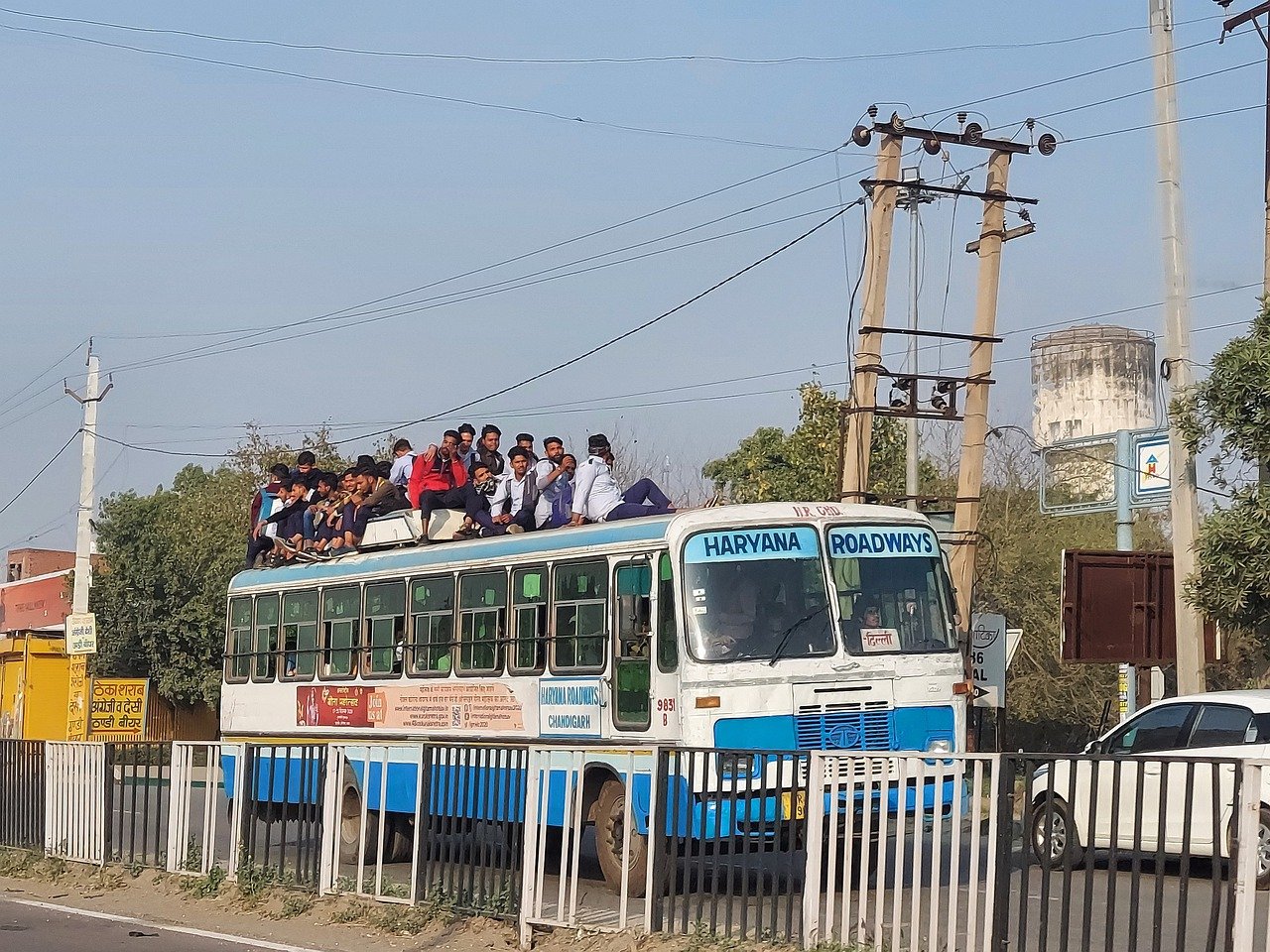 אילוסטרציה - אוטובוס הודי עם אנשים על הגג