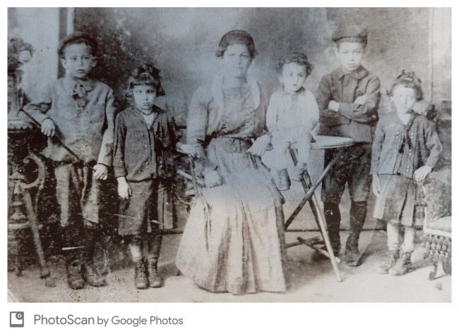 אמי בת כ-5 עם משפחתה בברטיסלבה