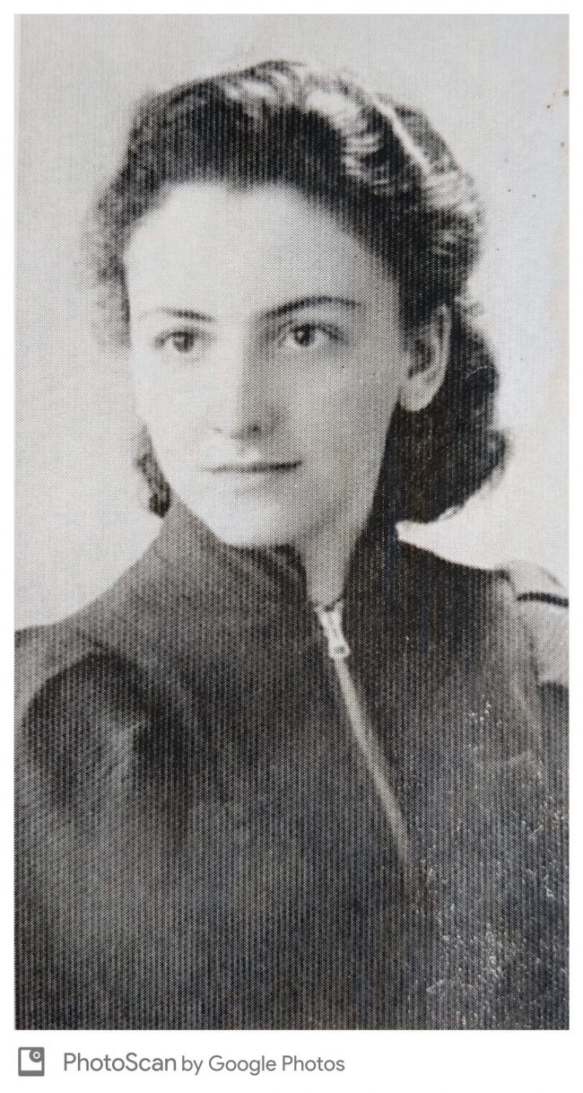 דודה רבקה אליצור, אחות של אמי,, סופרת ילדים שנפתרה בגיל צעיר.