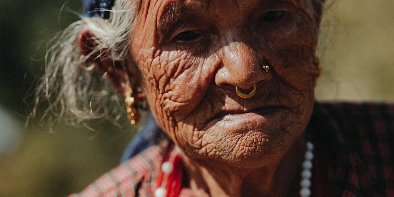 נפאל - אישה זקנה נפאלית (גנבת בעל כורחה...)