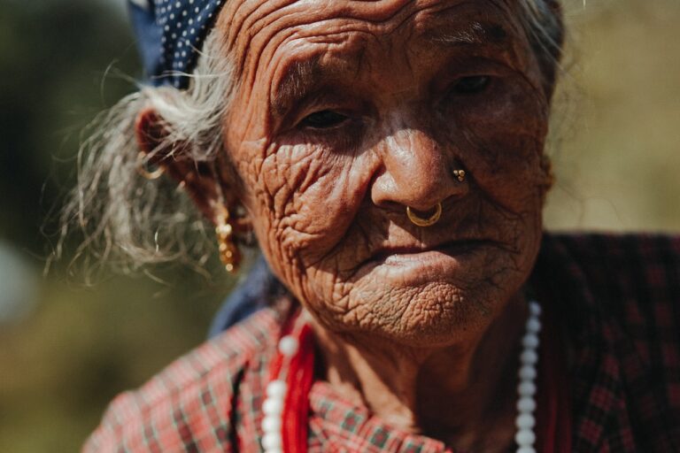 נפאל - אישה זקנה נפאלית (גנבת בעל כורחה...)