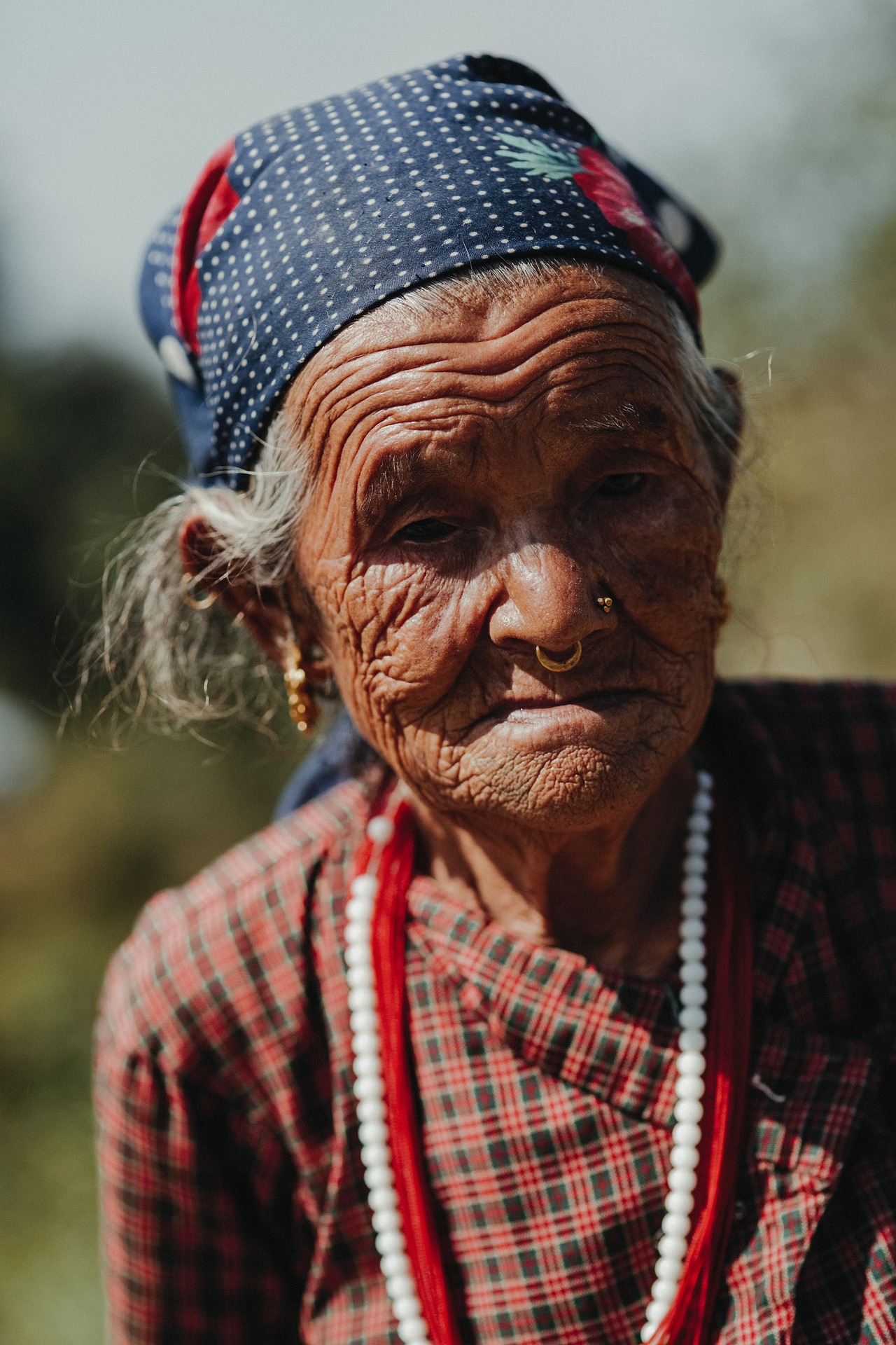 נפאל - אישה זקנה נפאלית (גנבת בעל כורחה...)