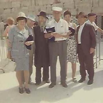 אמא ואבא בטקס בר מצווה בכותל המערבית ירושלים