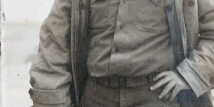 בעיצומה של מלחמת ששת הימים, עם קלאצ'ניקוב מצרי ומקטרת (מלחמת ששת הימים)