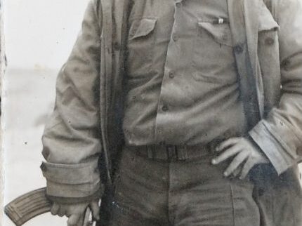 בעיצומה של מלחמת ששת הימים, עם קלאצ'ניקוב מצרי ומקטרת (מלחמת ששת הימים)