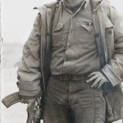 בעיצומה של מלחמת ששת הימים, עם קלאצ'ניקוב מצרי ומקטרת (מלחמת ששת הימים)