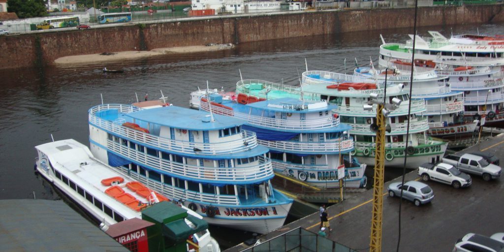 נמל מנאוס עם ספינה על שמי, ג'קסי ג'קסון