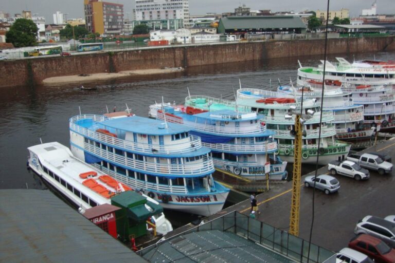 נמל מנאוס עם ספינה על שמי, ג'קסי ג'קסון