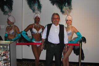 עם רקדניות רביו בלאס וגאס