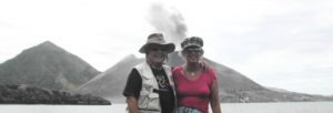 על רקע הר געש שמתפרץ כל רבע שעה בפאפואה