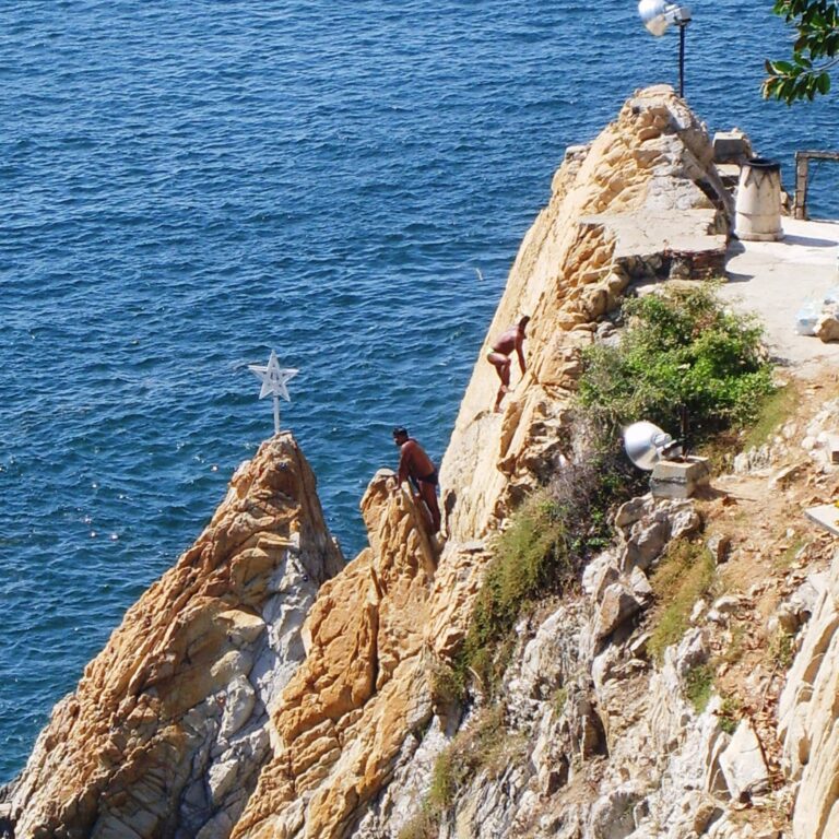 הקופצים באקלפולקו מתכוננים לזינוק ההתאבדותי