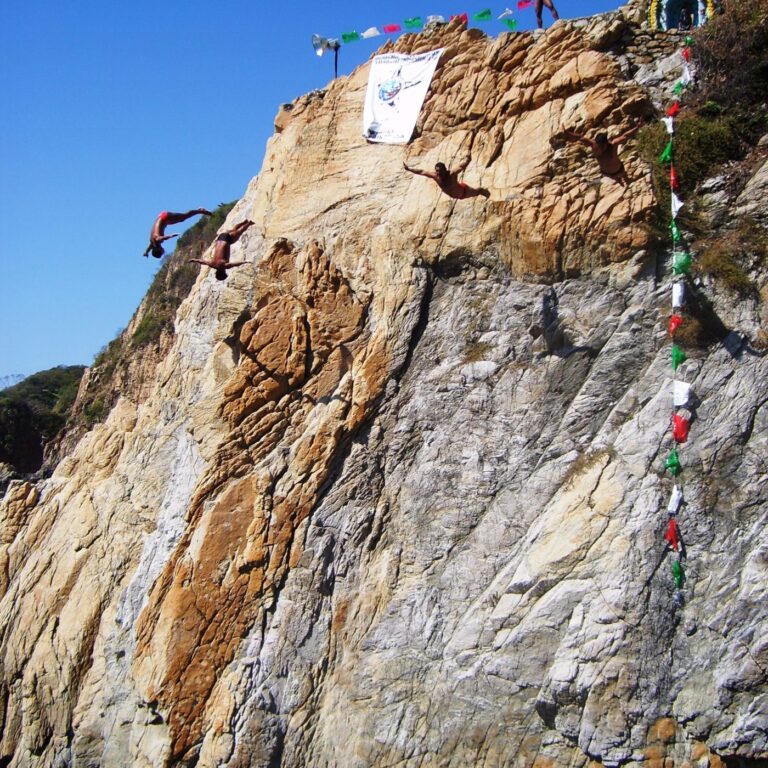 הקופצים באקפולקו בעת הקפיצה