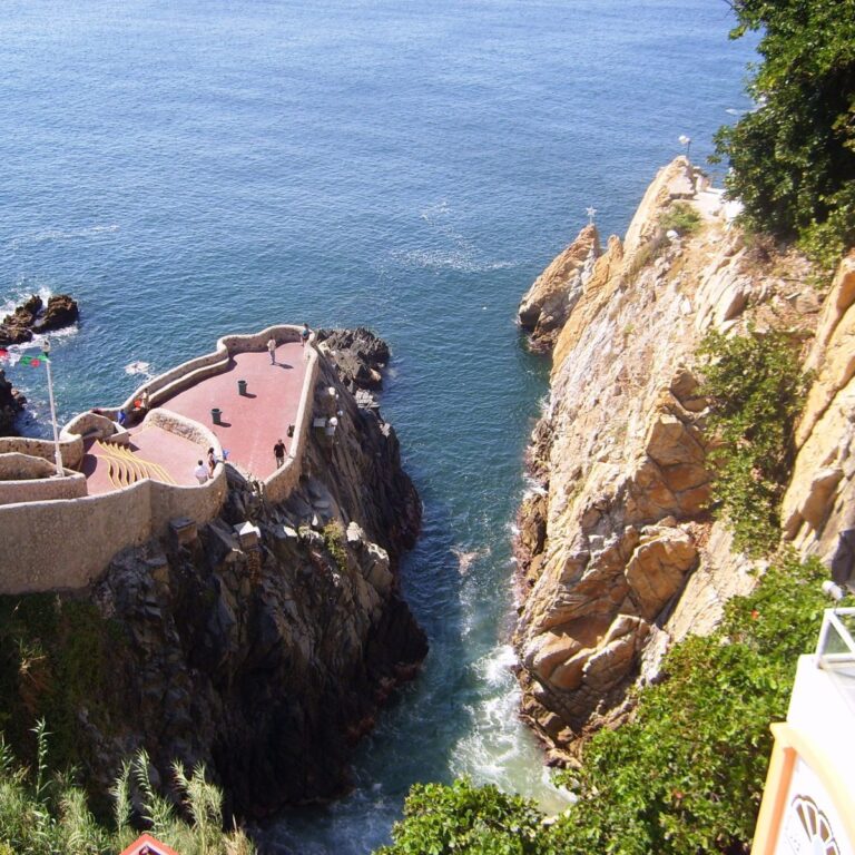 חוף הקופצים באקפולקו