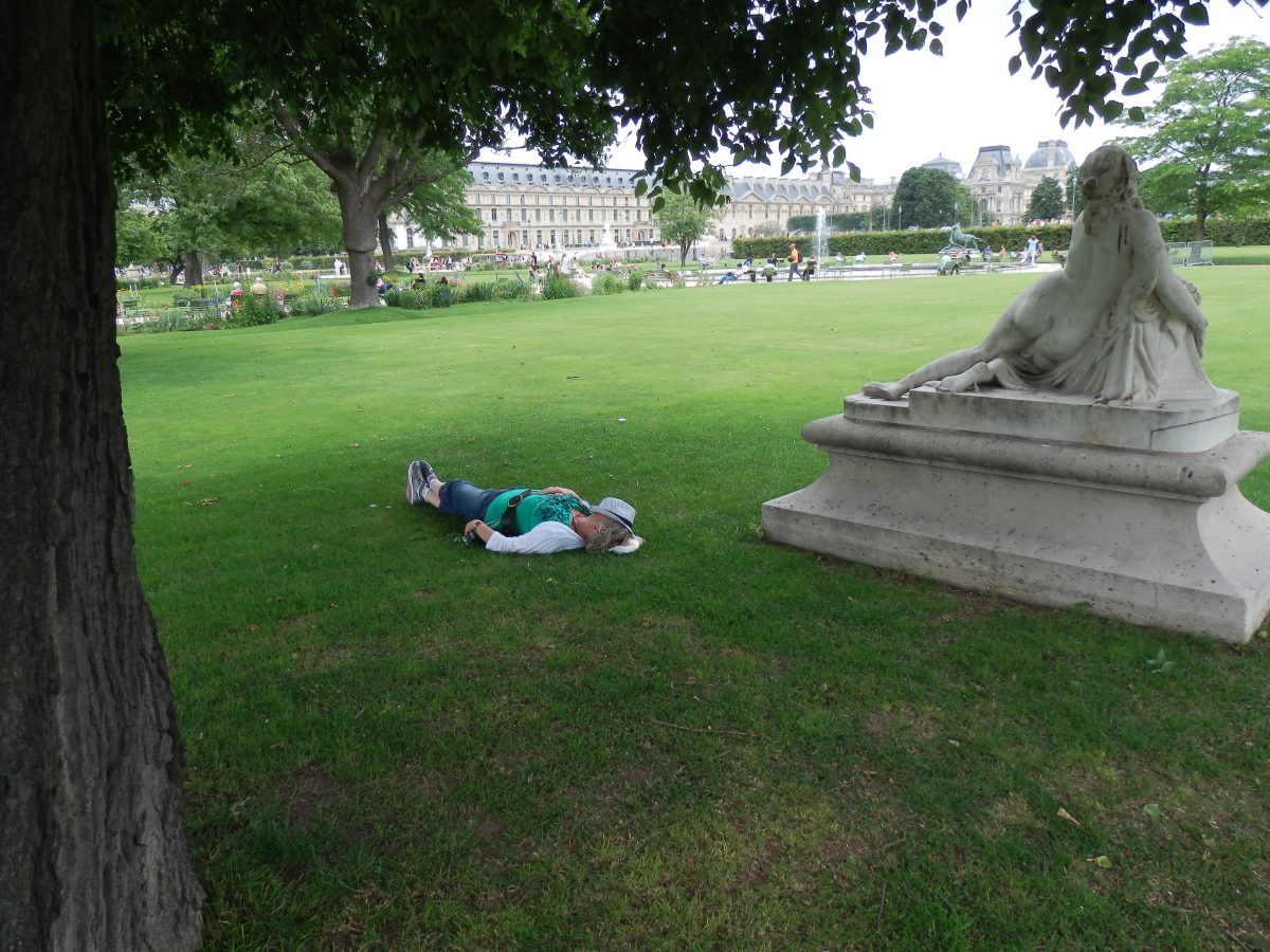 לנוח על הדשא בפריז