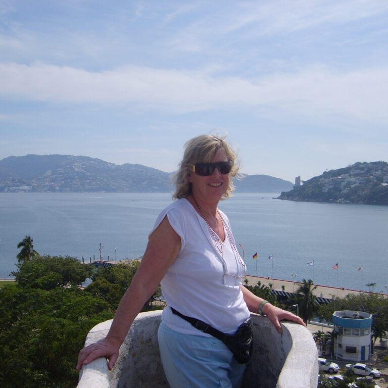 צביה על רקע מפרץ אקפולקו