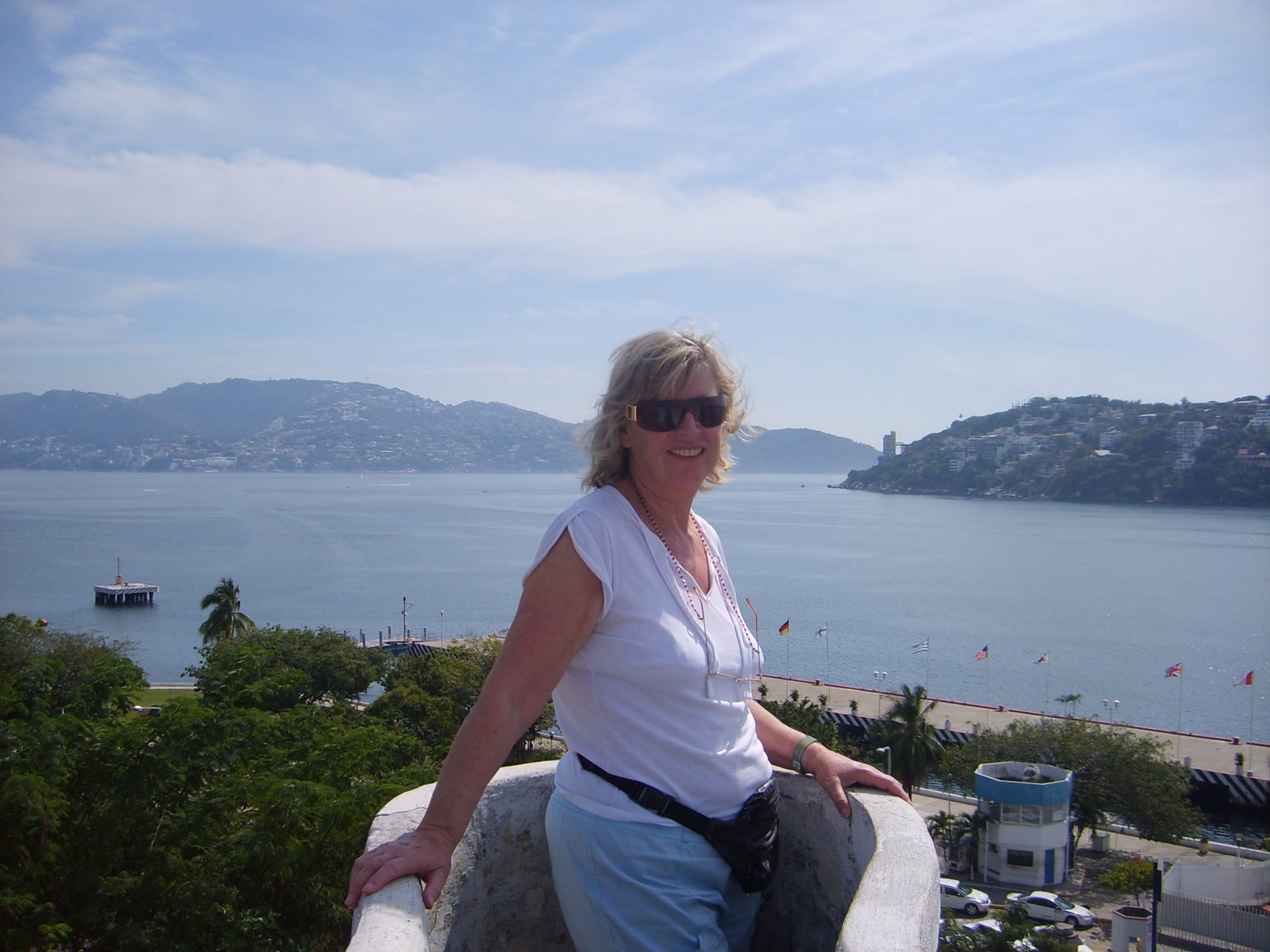 צביה על רקע מפרץ אקפולקו