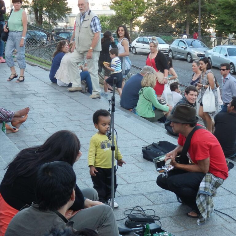 ילדון שחור מזמר למרגלות מדרגות הסקרהקר, פריז