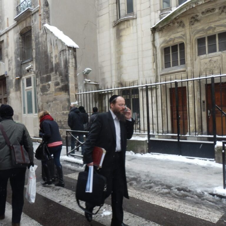 יהודי ברחוב מושלג ברובע היהודי בפריז