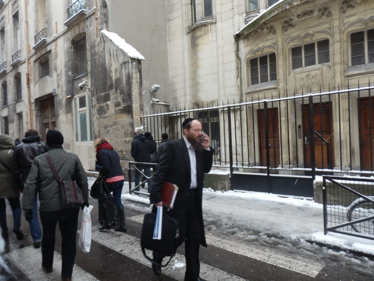 יהודי ברחוב מושלג ברובע היהודי בפריז