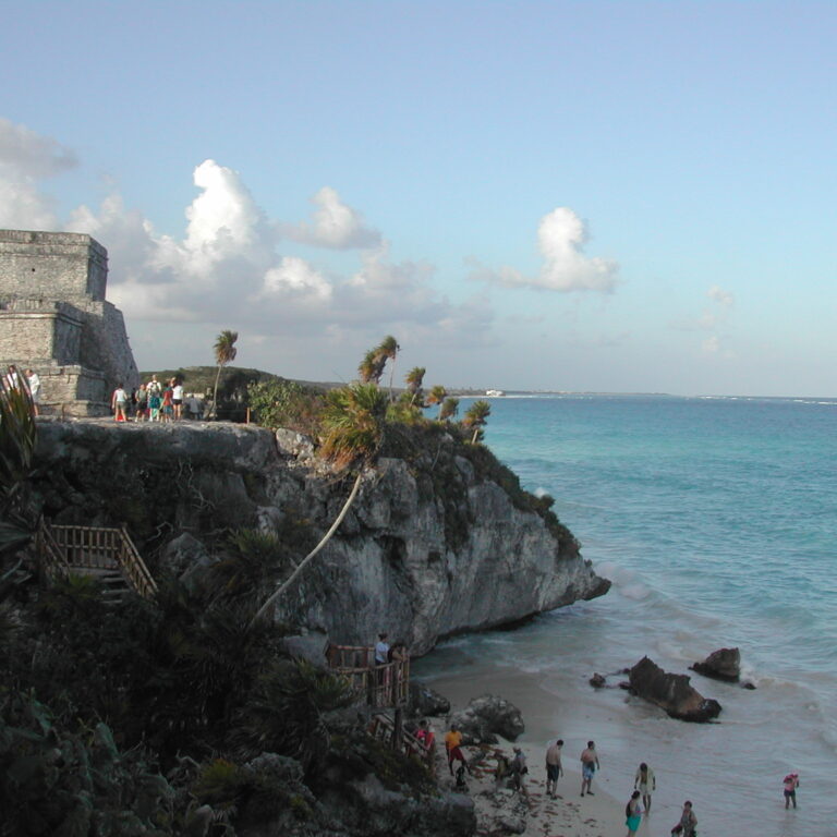 חוף טולון ביוקטאן, אליו הגיעו הספרדים לראשונה