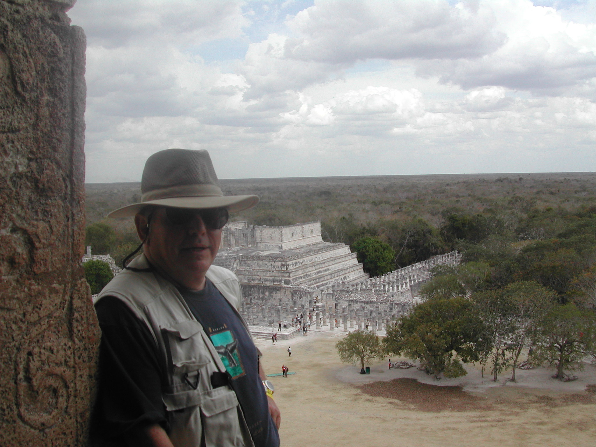 מבט מפסגת פירמידת המאיה ביוקטן, מכסיקו