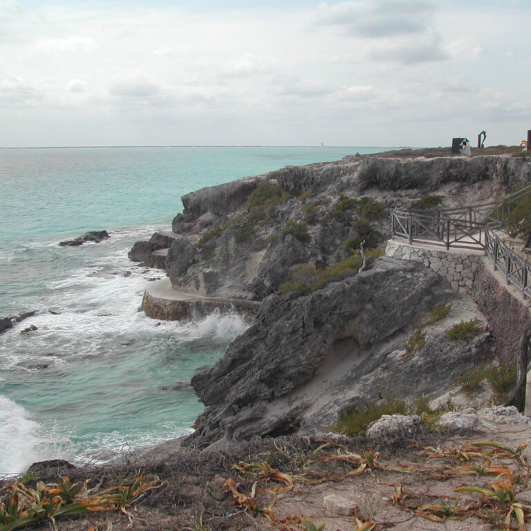 מסלול הליכה מסביב לאי הנשים ליד האי קאזומל