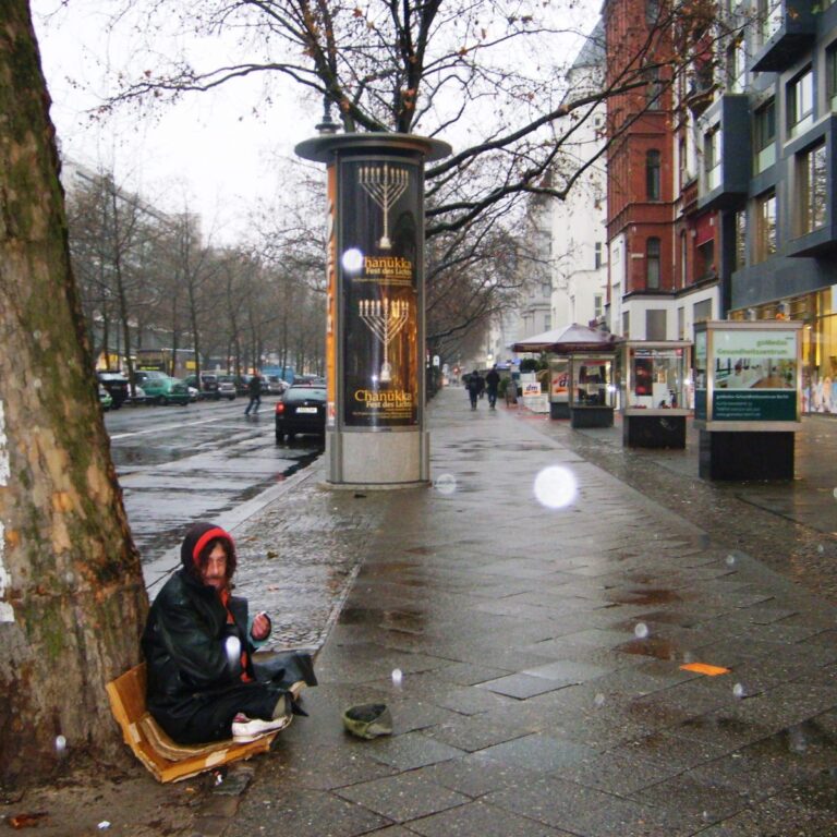 הומלס גרמני על רקע מודעה לחנוכה