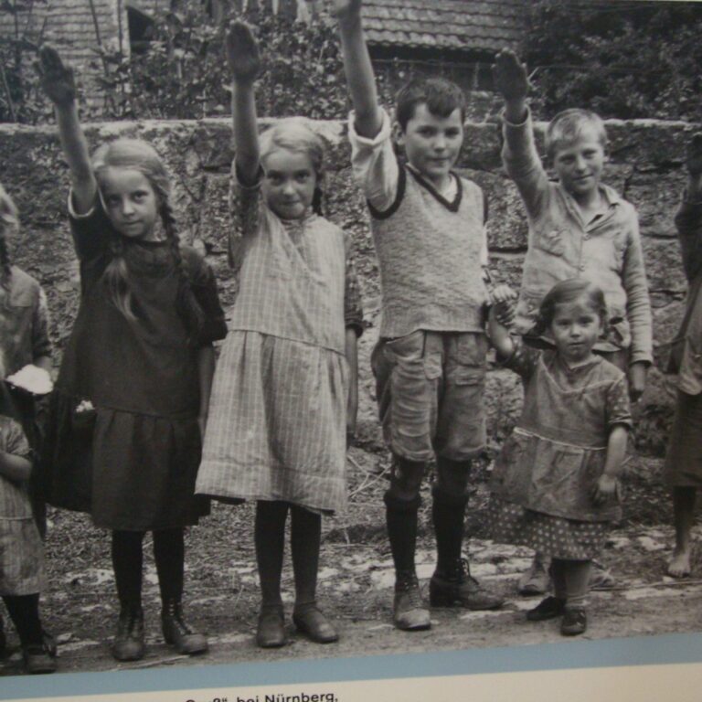 ילדים גרמנים הייל היטלר , זה החינוך שקיבלו