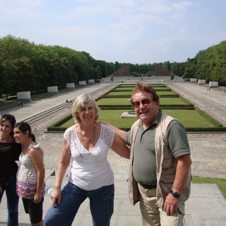 ליד האנדרטה למשחררי ברלין