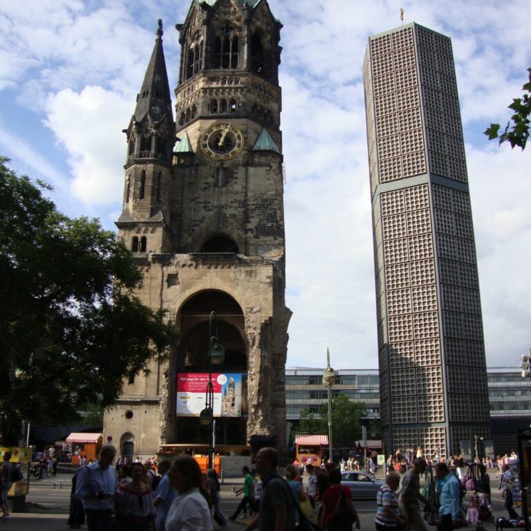 הגרמנים הותירו לזכרון את שרידי הכנסיה שהופצצה בברלין