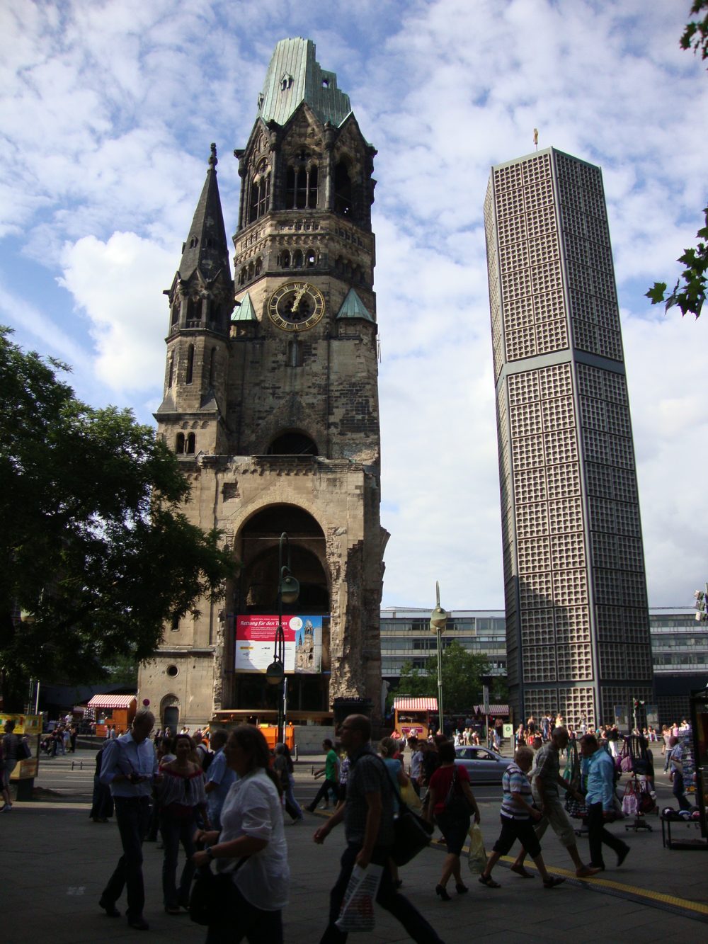 הגרמנים הותירו לזכרון את שרידי הכנסיה שהופצצה בברלין
