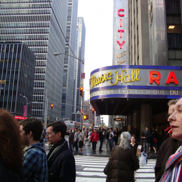 ניו יורק במקום ההומה ביותר ליד הרדיו סיטי