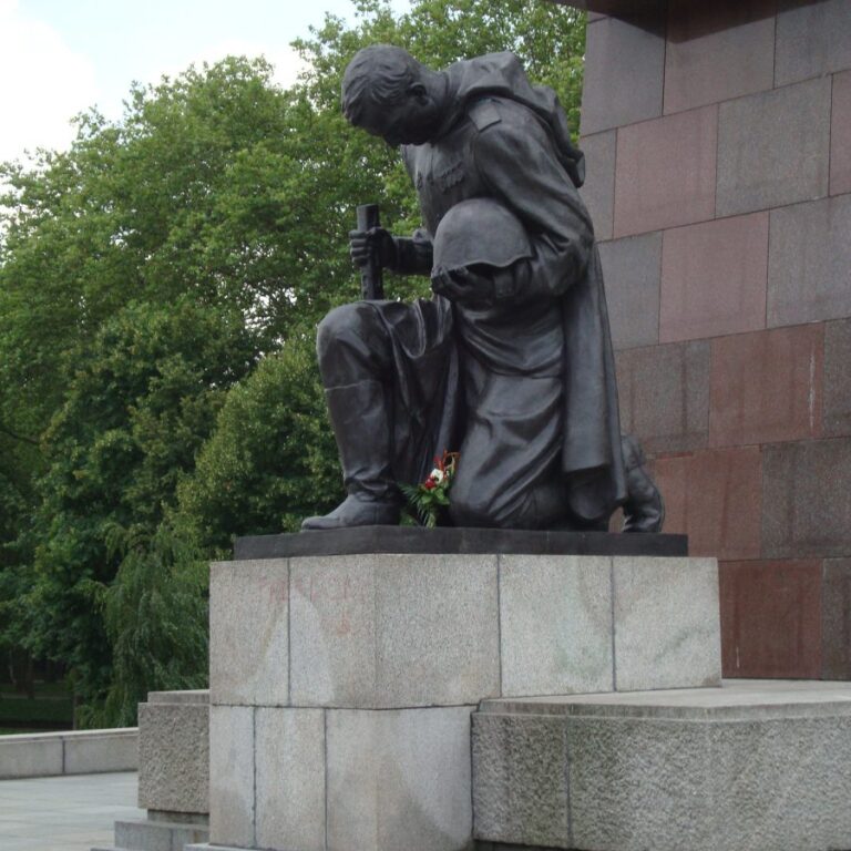 חלק מהאנדרטה לחייל הסובייטי ששחרר את ברלין