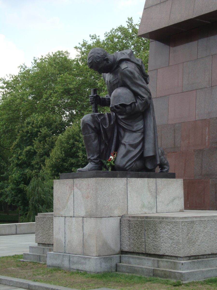 חלק מהאנדרטה לחייל הסובייטי ששחרר את ברלין