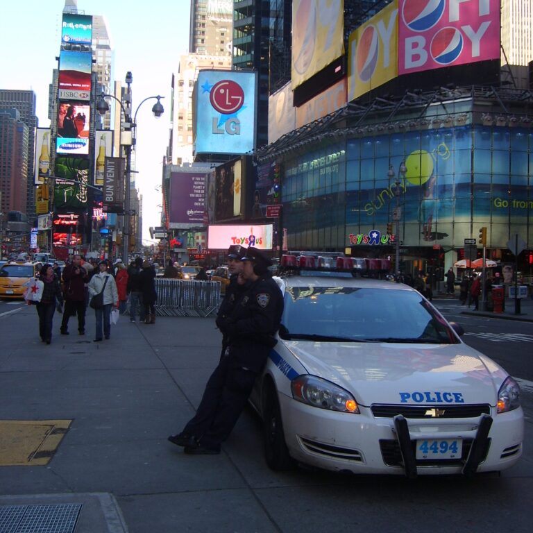 שוטרים משועממים בטיימס -סקוור