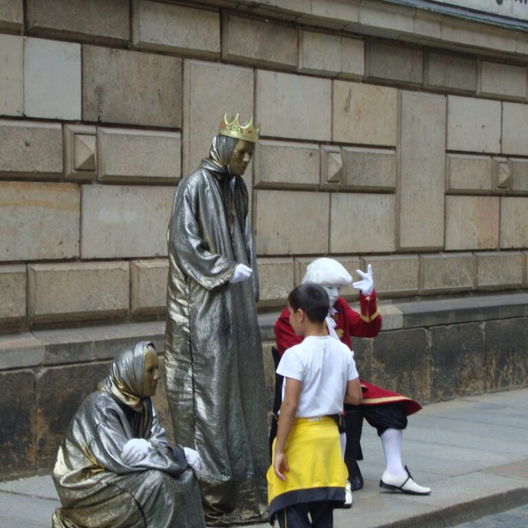 ילדים נפעמים מפגישה עם פסלי מלוכה חיים בדרזדן