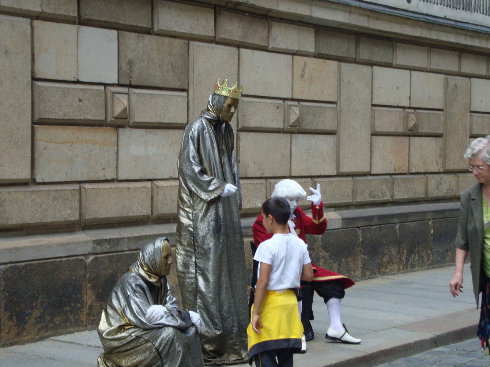 ילדים נפעמים מפגישה עם פסלי מלוכה חיים בדרזדן