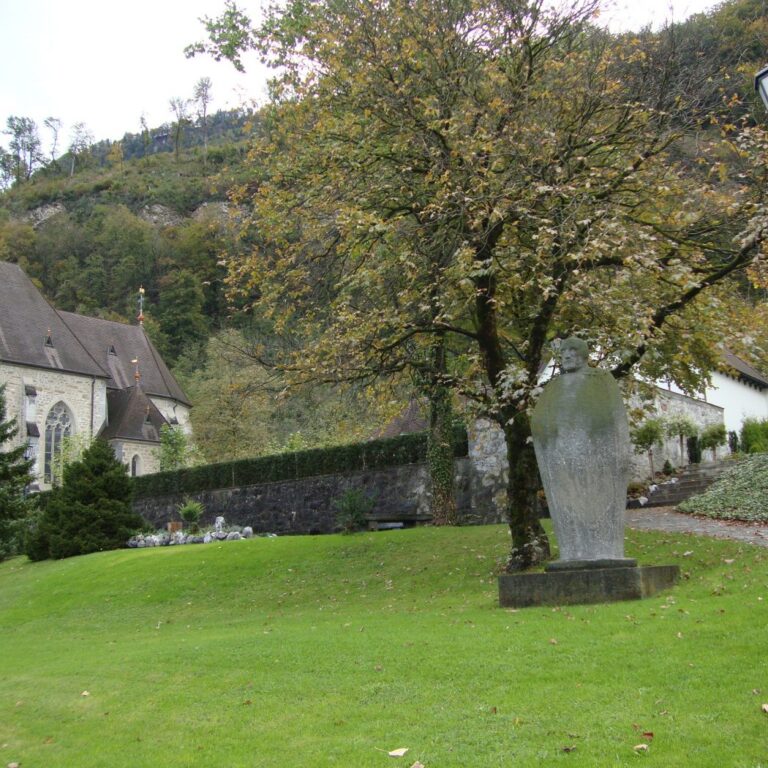 גינה עם קדוש בחצר בעמק הריין