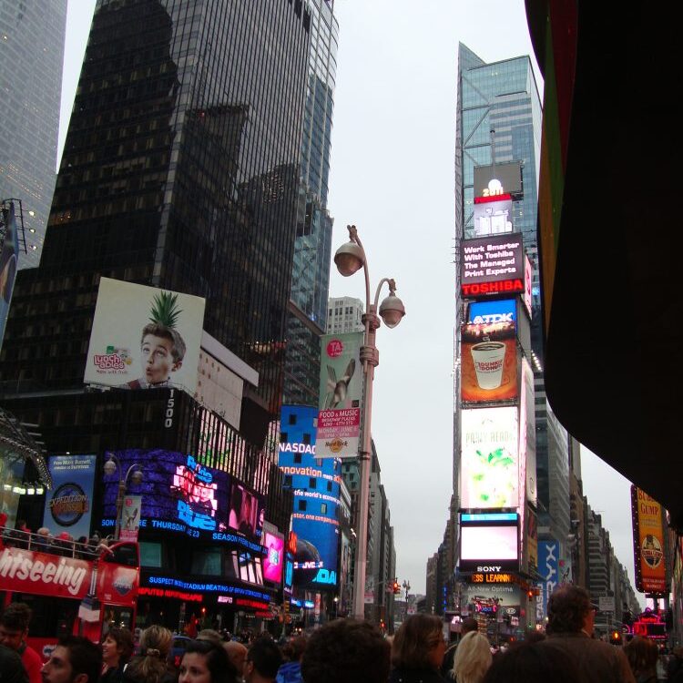 תמיד צפוף בטיימס סקוויר