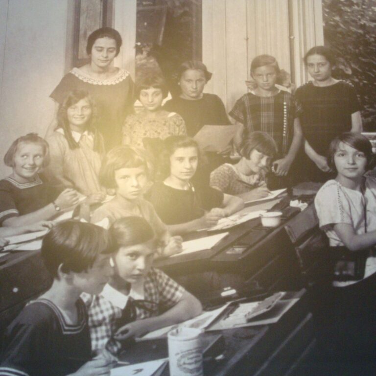 כיתה של תלמידות יהודיות לפני המלחמה