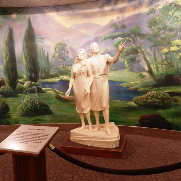 אדם וחווה בהיכל הקודש המורמוני נראים כמו כוכבי קולנוע אמריקנים