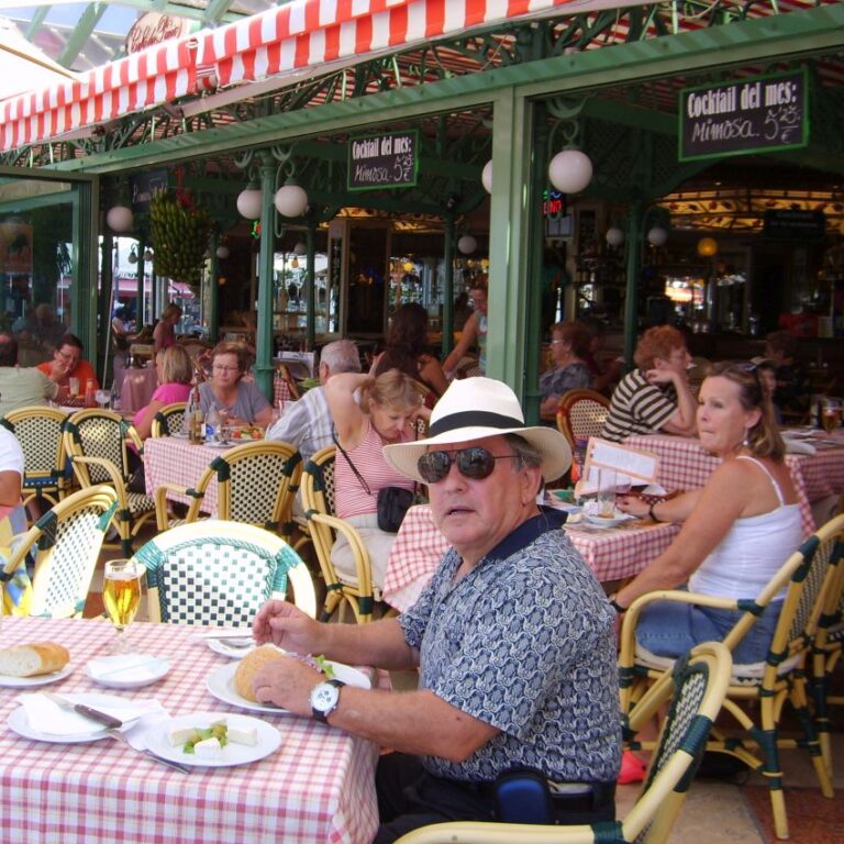 אוכלים המבורגר במסעדת חוף בטננריף