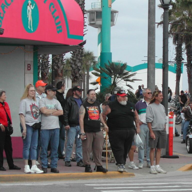 אופנוענים עתיקים בדייטונה ביץ