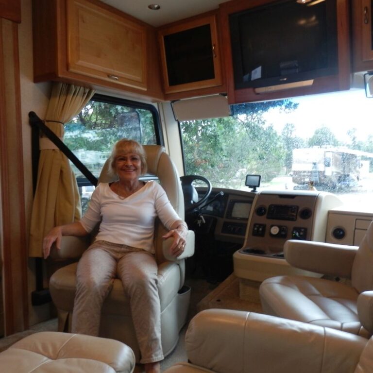 אורחים בגרנד קניון בקרוון של הזוג פרי מהוואי