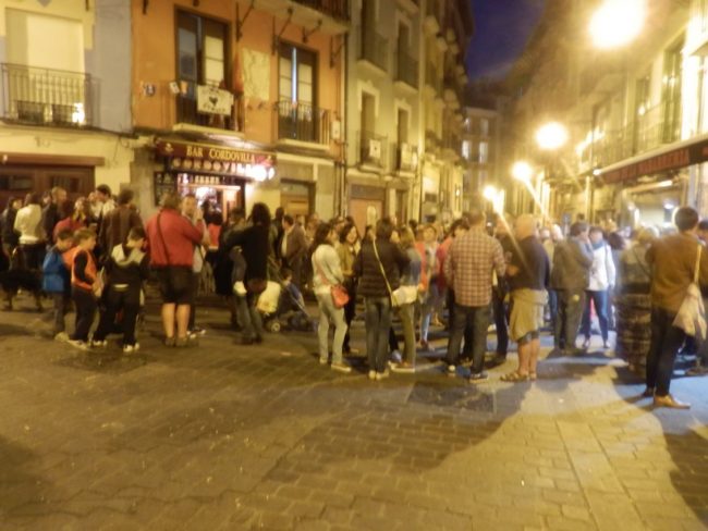 אזרחי פמפלונה חוגגים ברחובות חג מסורתי