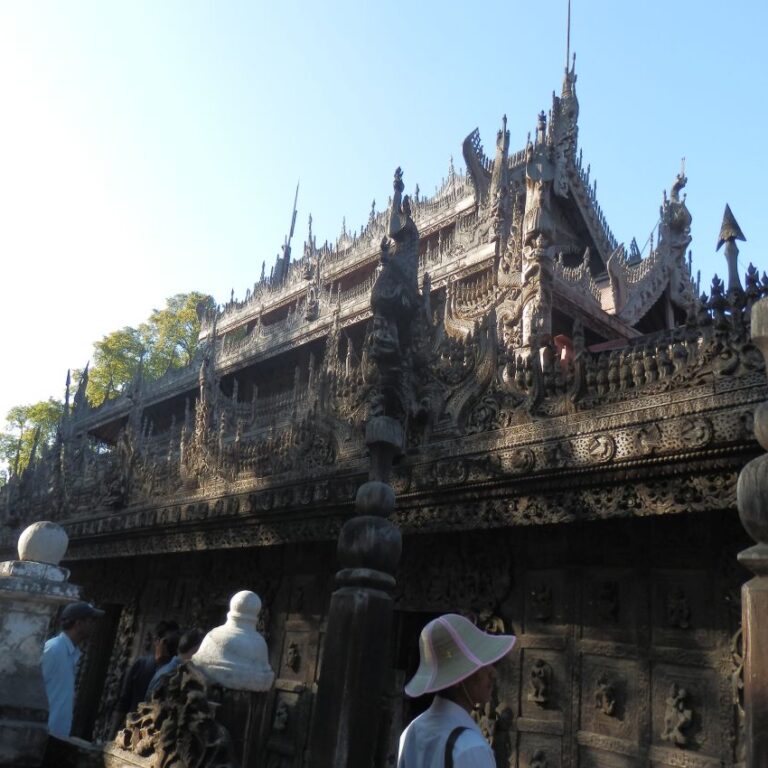 אחד המקדשים העתיקים במינאמר שנבנה מעץ