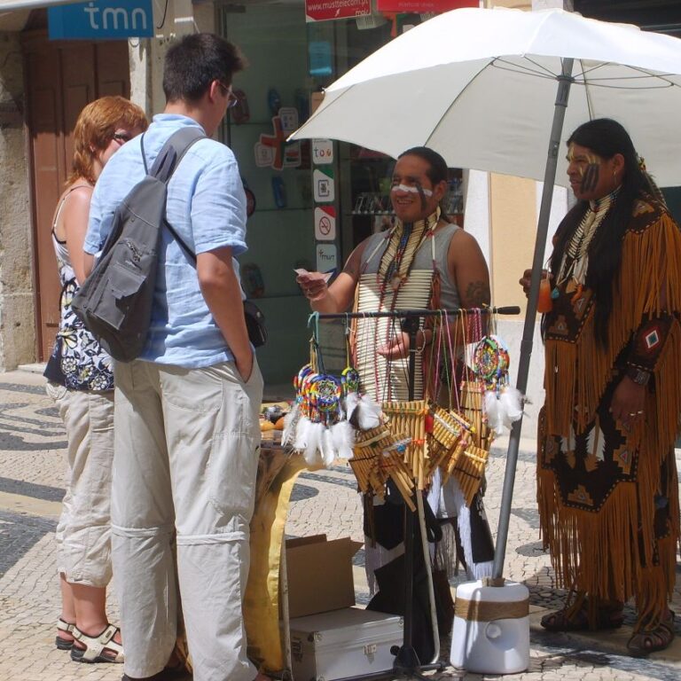 אינדיאנים דרום אמריקנים מוכרים מזכרות במלאגה