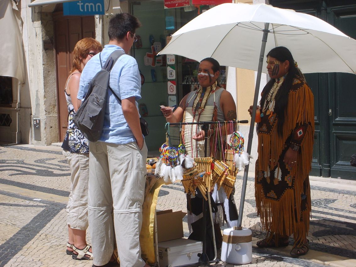 אינדיאנים דרום אמריקנים מוכרים מזכרות במלאגה